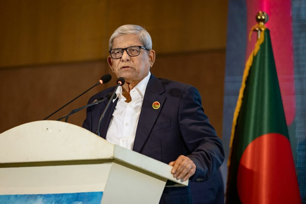 বাংলাদেশের ২৩ তম রাষ্ট্রপতি মির্জা ফখরুল, ৩৫ বছর পর প্রতিদ্বন্দ্বিতামূলক নির্বাচনে জয়ী যে নেতা মঞ্চে বক্তব্য দিচ্ছেন বাংলাদেশের প্রবীণ রাজনীতিক, পাশে বাংলাদেশের জাতীয় পতাকা