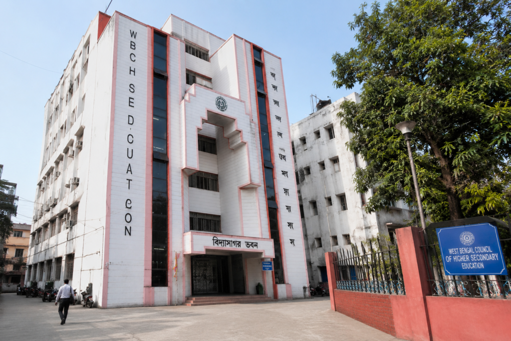 WB উচ্চমাধ্যমিক ২০২৭: তৃতীয় সেমিস্টার দেওয়ার তারিখ বদল, নতুন দিন জানাল উচ্চমাধ্যমিক শিক্ষা সংসদ পশ্চিমবঙ্গ উচ্চমাধ্যমিক শিক্ষা সংসদের বিদ্যাসাগর ভবনের ভবন