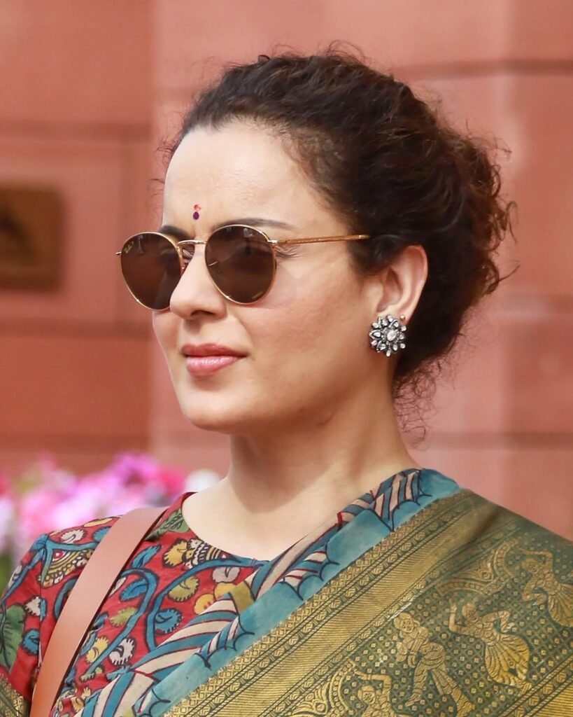 কলমকারি শাড়িতে কঙ্গনা রানাওয়াতের ক্লোজ আপ ছবি
