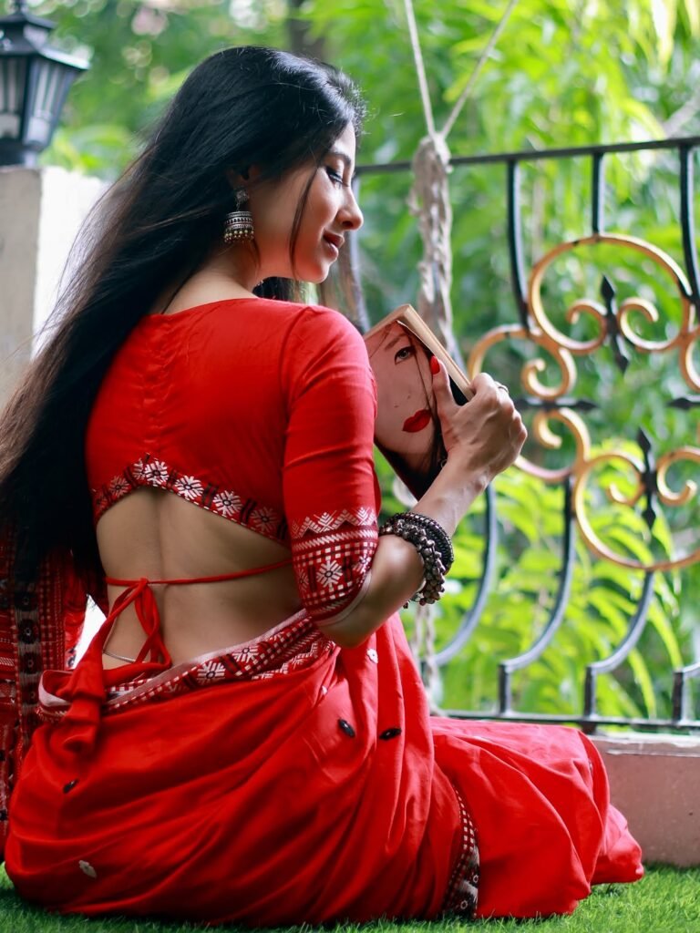 লাল শাড়িতে বই হাতে, মায়াবী সাজে নজর কাড়লেন তরুণী