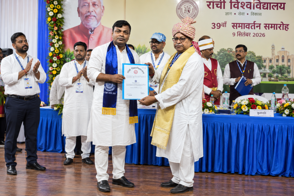 দীর্ঘ গবেষণার স্বীকৃতি, বাংলা সাহিত্য গবেষণায় অনন্য কৃতিত্বের জন্য ডি.লিট. পেলেন নরেন্দ্রপুর রামকৃষ্ণ মিশনের অধ্যাপক শেখর রায়। রাঁচি বিশ্ববিদ্যালয়ের সমাবর্তন অনুষ্ঠানে অধ্যাপক শেখর রায়ের হাতে ডি.লিট. সনদ তুলে দেওয়ার মুহূর্ত।